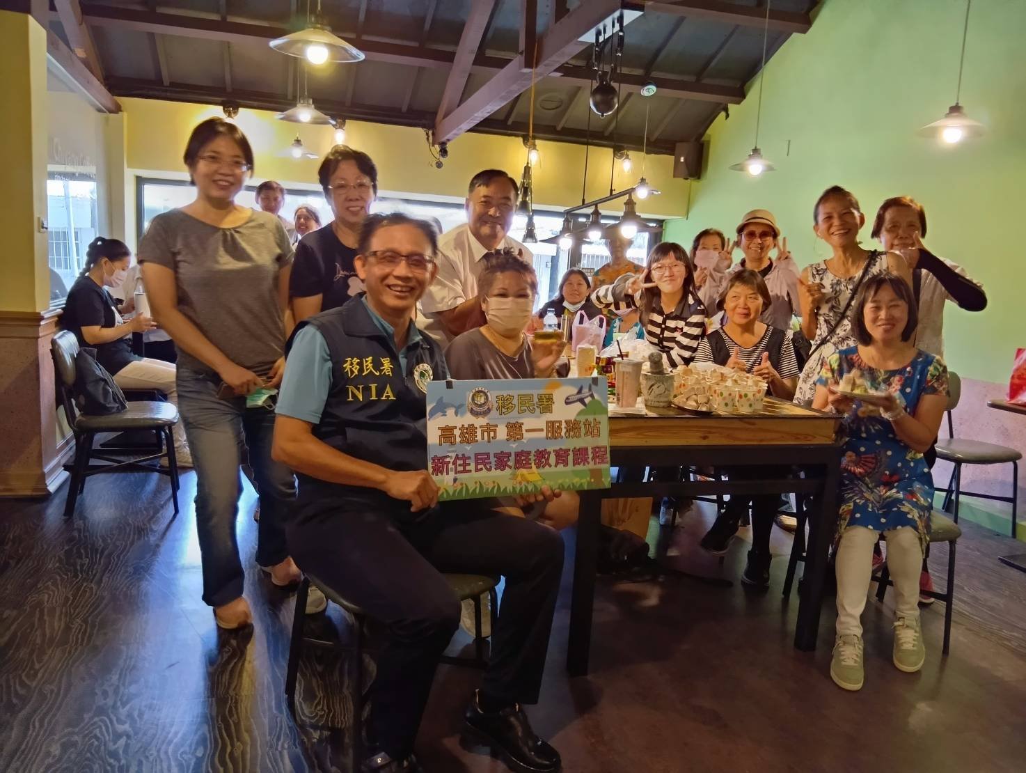 移民署高市一站邀新住民參與反賄選 體驗越南北部風味「好事花生」