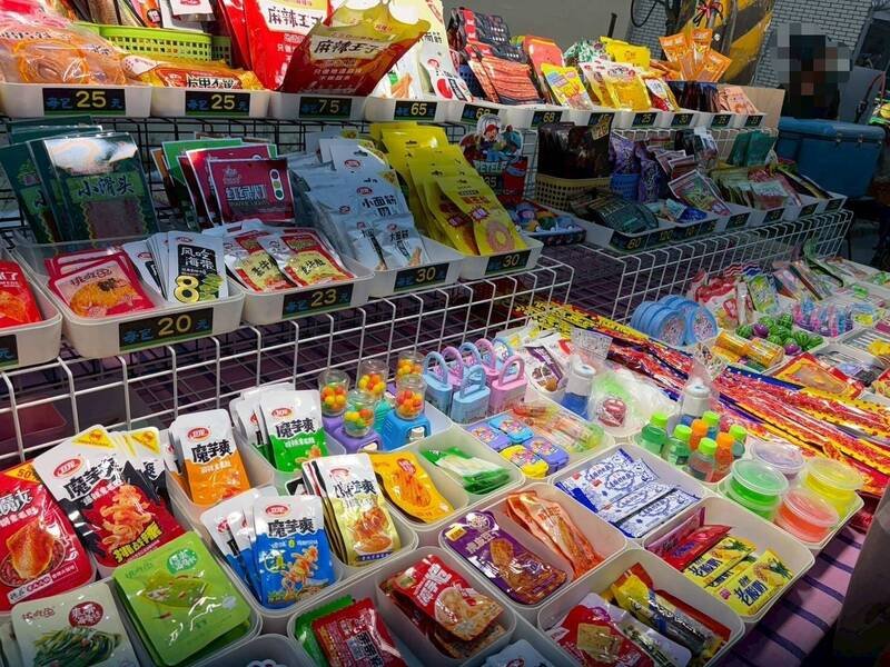 高雄大寮某夜市賣不明中國零食 查封53.8公斤