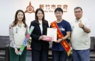高虹安接見總統教育獎得主何睿修 及奮發向上獎張斈丞