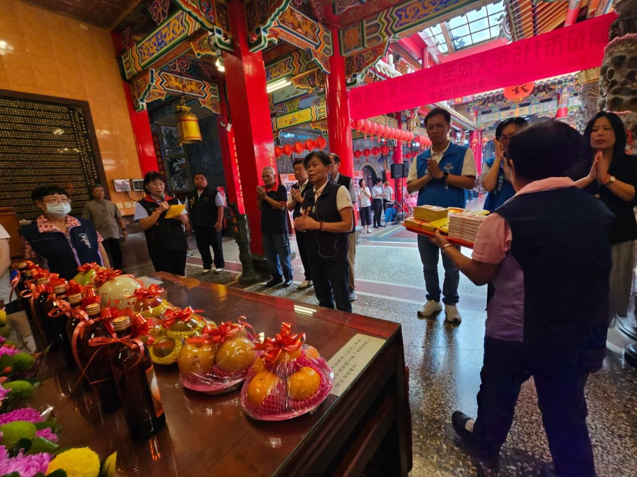 古禮敬師慶教師節 頭份學生獻「拜師六禮」表達感恩