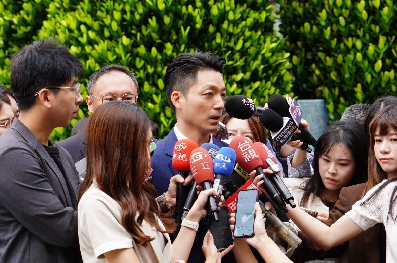 蔣萬安赴行政院會 向中央提出松山機場遷移案主張