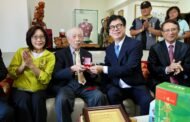 重陽節前夕 陳其邁親訪百歲人瑞贈金鎖片